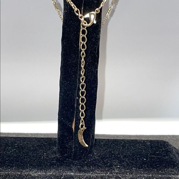 Elegant Gold flower pendant with a thin necklace chain - Picture 6 of 8